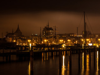 Fototapeta na wymiar Stadthafen bei Nacht und Nebel