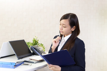 仕事中のビジネスウーマン
