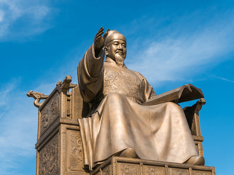 Statue of King Sejong at the Gwanghwamun square (光化門広場 世宗大王像) in Seoul, Korea