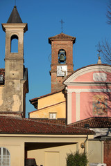 chiesa cattolica con torre