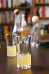 Glas auf Tisch