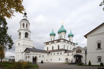 Fototapeta na wymiar Views of Holy gates and Church of St. Nicholas of cloud by day. Svyato-Vvedensky Tolgsky convent, Yaroslavl. The Golden ring of Russia