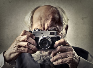 Elderly photographer - obrazy, fototapety, plakaty