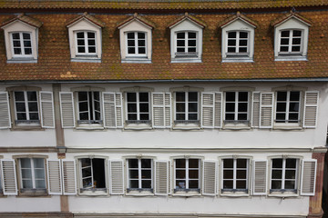 Fototapeta na wymiar Fensterfront am Gebäude in Straßburg