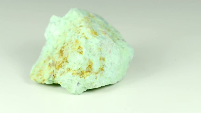 Chrysokoll auf einem Drehteller