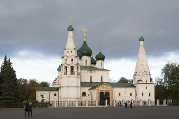 Fototapeta na wymiar Unidentified people inspect Church of Elijah Prophet on Sovetskaya Square, Yaroslavl, Golden Ring of Russia