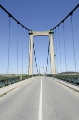 Fototapeta na wymiar route sur un pont suspendu