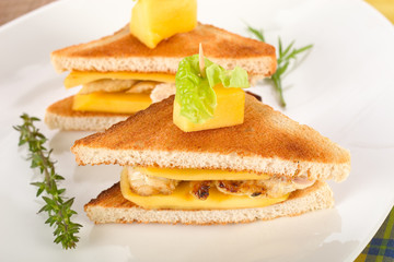 Toast mit Pute und Mango