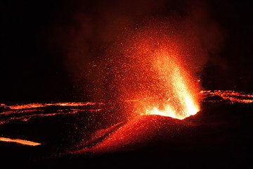 Volcan en éruption ile de la réunion