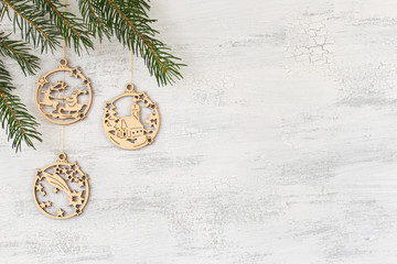 Weihnachtliche Anhänger aus Holz auf einem weißen Hintergrund