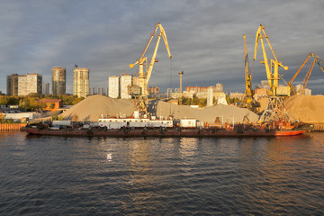 Obraz premium View of the Khimki reservoir and North River Terminal (Northern Administrative Okrug)