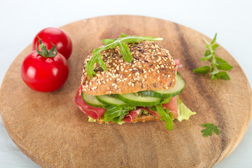 Körnerbrötchen mit Schinken, Gurken und Rucola.