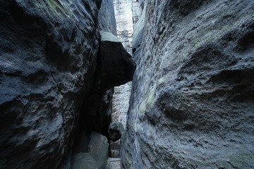 Wanderweg durch schmale Schlucht in der Sächsischen Schweiz
