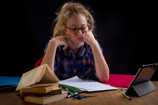 une lyc&eacute;enne n'arrive pas &agrave; r&eacute;aliser son travail scolaire