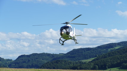 Fototapeta na wymiar Helikopter im Anflug