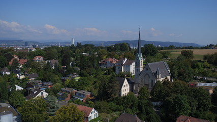Kirche mit Skyline