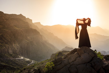 Omani woman in the mountains - obrazy, fototapety, plakaty