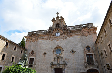 Fototapeta na wymiar Santuari de Santa Maria de Lluc 
