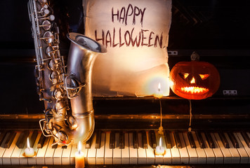 Тыква на хеллоуин, саксофон и пианино