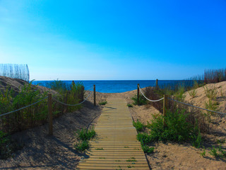 Fototapeta premium Holzsteg zum Strand