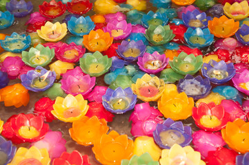 Fototapeta na wymiar colorful candle krathong floats in water.