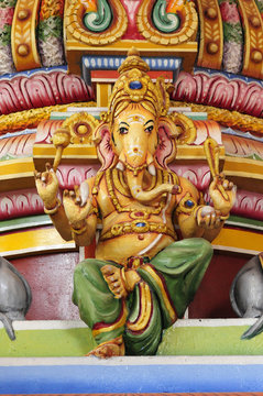 Skulptur des Elefantengott Ganesha an einem hinduistischen Tempel in Negombo / Sri Lanka