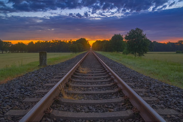 Bahnstrecke in den Sonnenuntergang