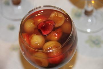 вкусный освежающий легкий десерт - ягодное желе из черешни