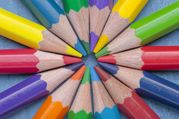 Naklejka premium circle of crayons