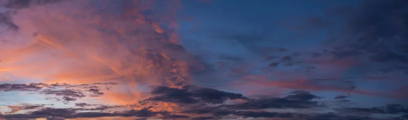 Papier Peint photo autocollant Ciel Panorama d& 39 un ciel crépusculaire Nuages colorés de soirée de beauté - lumière du soleil avec un ciel dramatique
