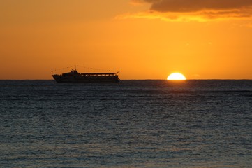 ワイキキ沖のサンセットクルーズ