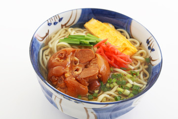 沖縄伝統の豚足テビチそば