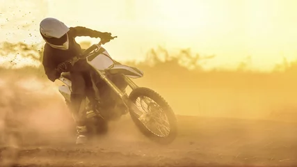 Gartenposter Silhouette Motocross-Geschwindigkeit in der Strecke © toa555