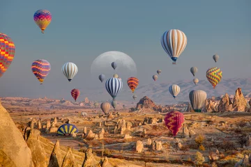 Fotobehang Heteluchtballon vliegt over het spectaculaire Cappadocië © muratart
