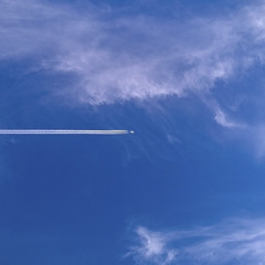 В небе самолёт.