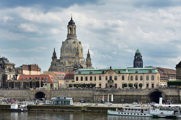 Fototapeta na wymiar Blick über die Elbe auf Dresden