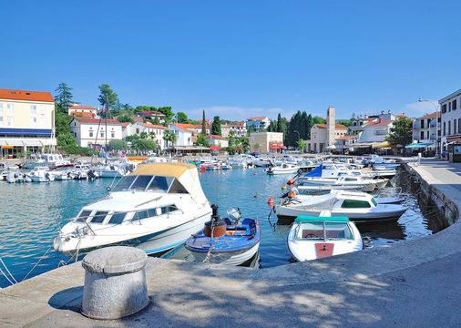 Hafen im Urlaubsort Malinska-Dubasnica auf der Insel Krk in der Kvarner Bucht,Adria,Kroatien
