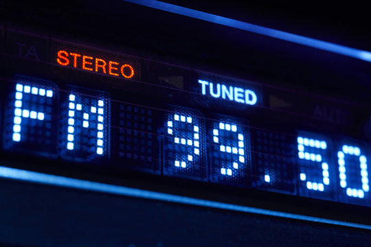 FM tuner radio display. Stereo digital frequency station tuned. foto de  Stock | Adobe Stock