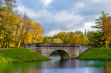 Fototapeta na wymiar Autumn in Park with a lake