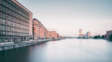 Fototapeta premium Bürogebäude entlang der Spree in Berlin Friedrichshain