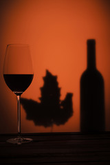 Vino sobre rojo