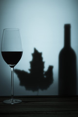 Vino sobre azul