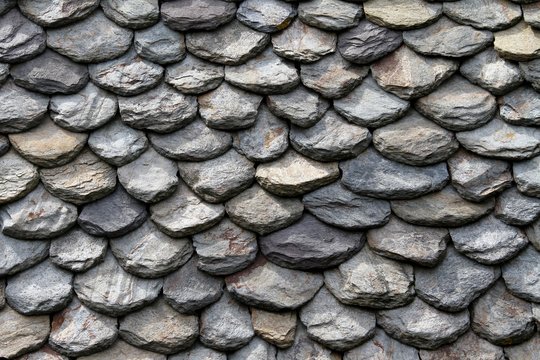 d&eacute;tail de toiture en lauze de schiste dans l'Aveyron
