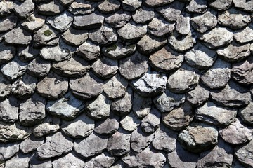 détail de toiture en lauze de schiste dans l'Aveyron