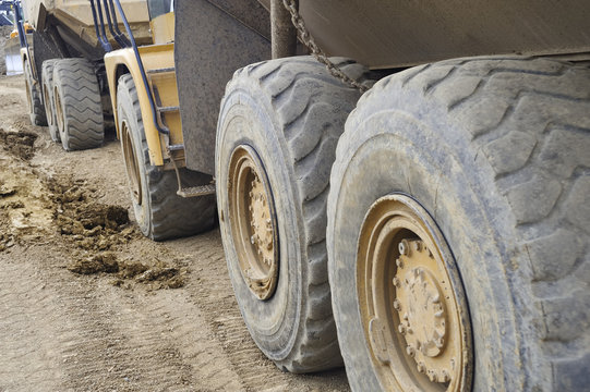 Reifen eines Muldenkippers auf der Baustelle