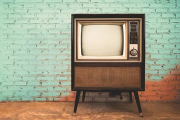 Foto op Plexiglas Retro oude televisie in vintage muur pastel kleur achtergrond © jakkapan