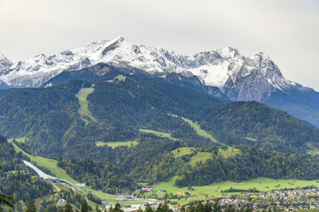 Herbstliche Stimmung bei Garmisch-Partenkirchen mit verschneitem Wettersteingebirge
