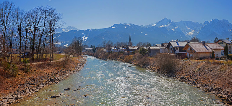 Blick von der Loisachbr&uuml;cke auf Garmisch-Partenkirchen und die