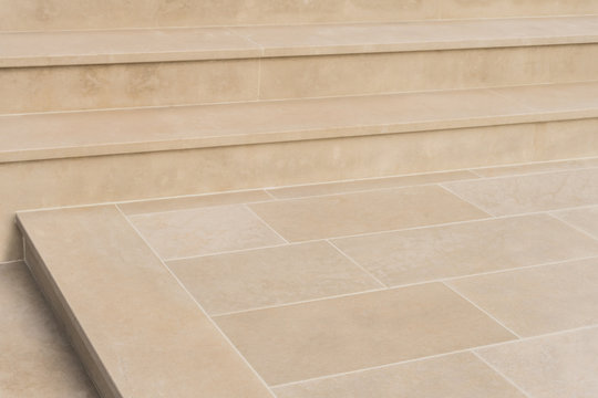 Moderne Treppe aus hellem Naturstein mit Podest - Modern staircase made of light natural stone with stair landing