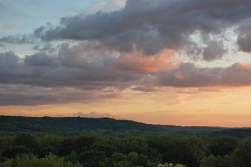 Fototapeta na wymiar Sunset over Castlewood Park in Missouri. 